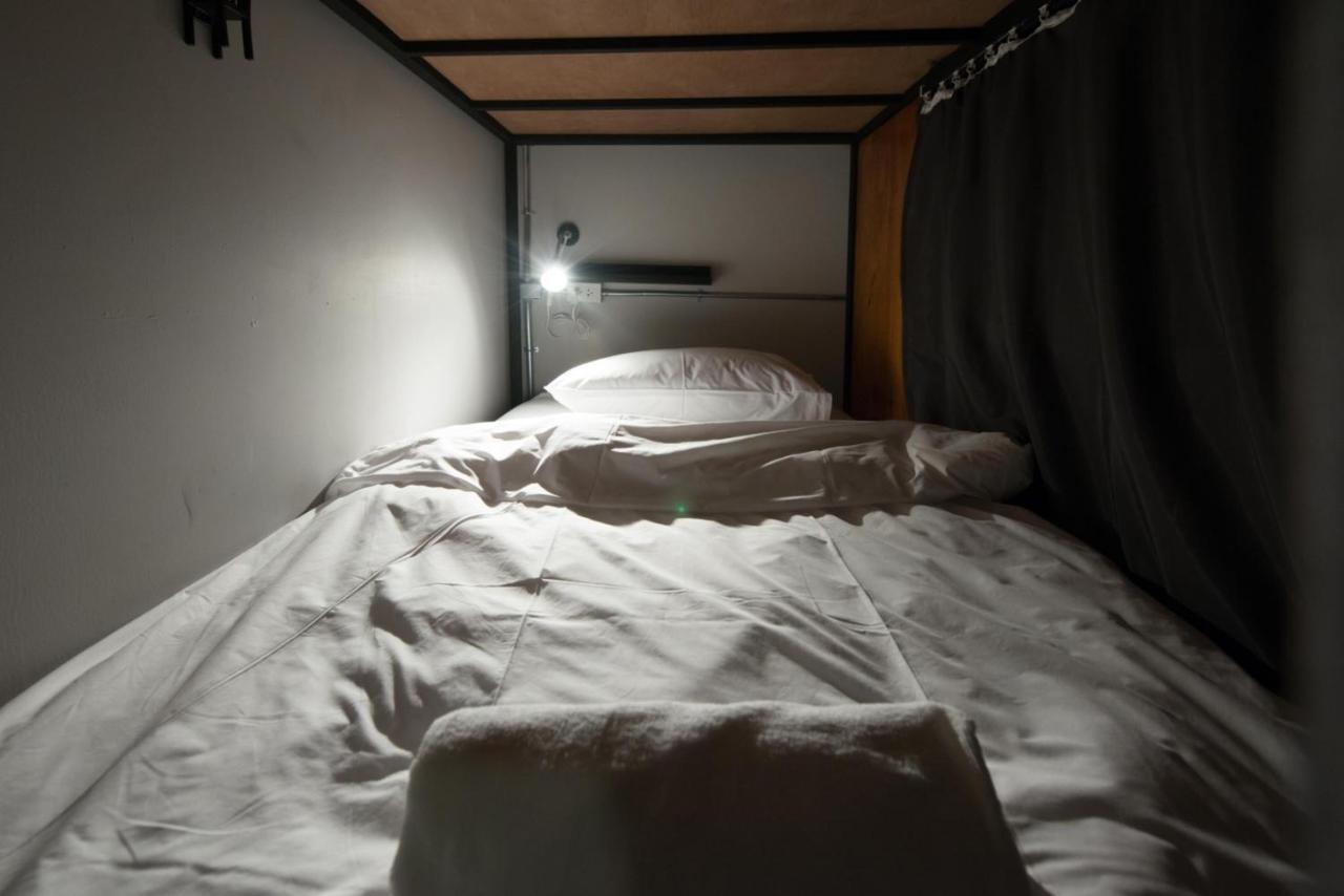 4Share Hostel (Adults Only) Bangkok Bagian luar foto